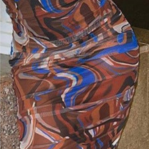 Brown swirly fitted dress - Picture 3 of 3